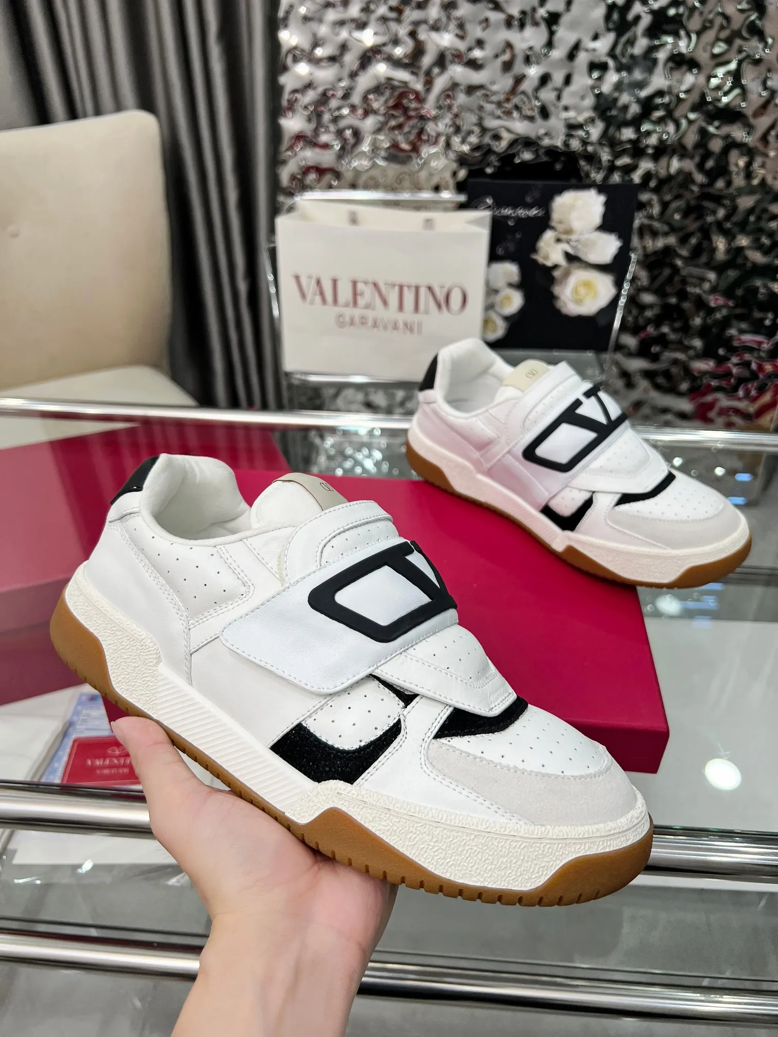 [Valentino] P: 680💰 Couple style, size: women 35-40▪️men 39-44 (customized at 45.46) Valentino 𝑶𝒏𝒆𝑺𝒕𝒖𝒅 Couple sports bread shoe series Valentino 2025 new couple sports shoes are on sale. The original ZP purchase and disassembly. Repeated pattern making and modification. 1:1 restoration! Top luxury masterpiece Velcro design Soft and comfortable imported calfskin brings excellent and elegant texture and excellent foot comfort Top purchasing version upper: imported calfskin surface/original oil edge craftsmanship Lining: water-dyed sheepskin lining Outsole: original development 𝐓𝐏𝐔 two-color combination outsole Packaging: original configuration complete package